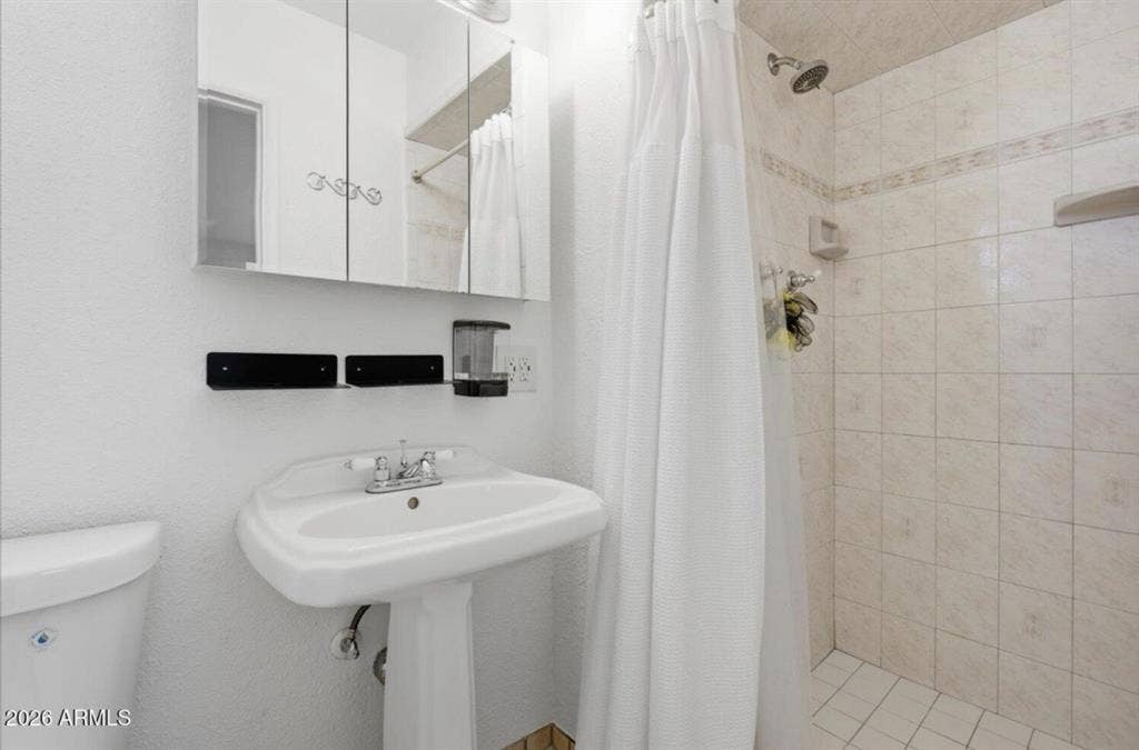 Room Available in Uptown Phx