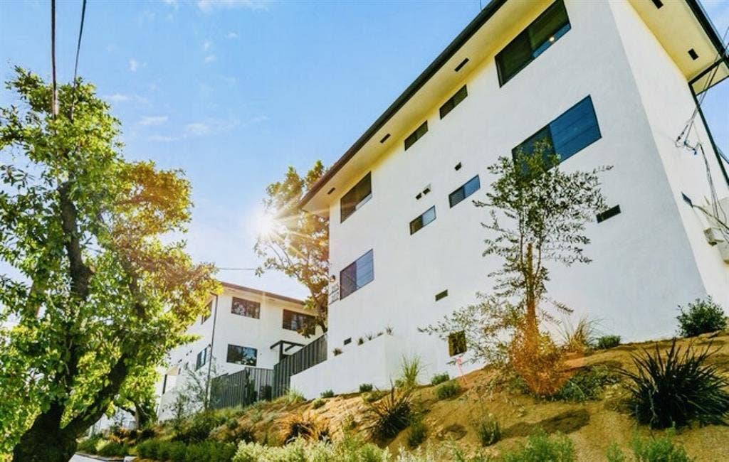 Room in DTLA steps to Echo Park