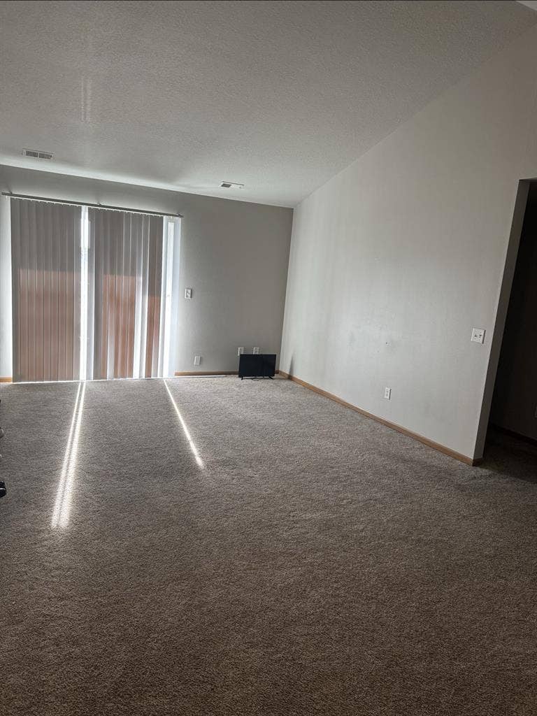 Looking for Roommate