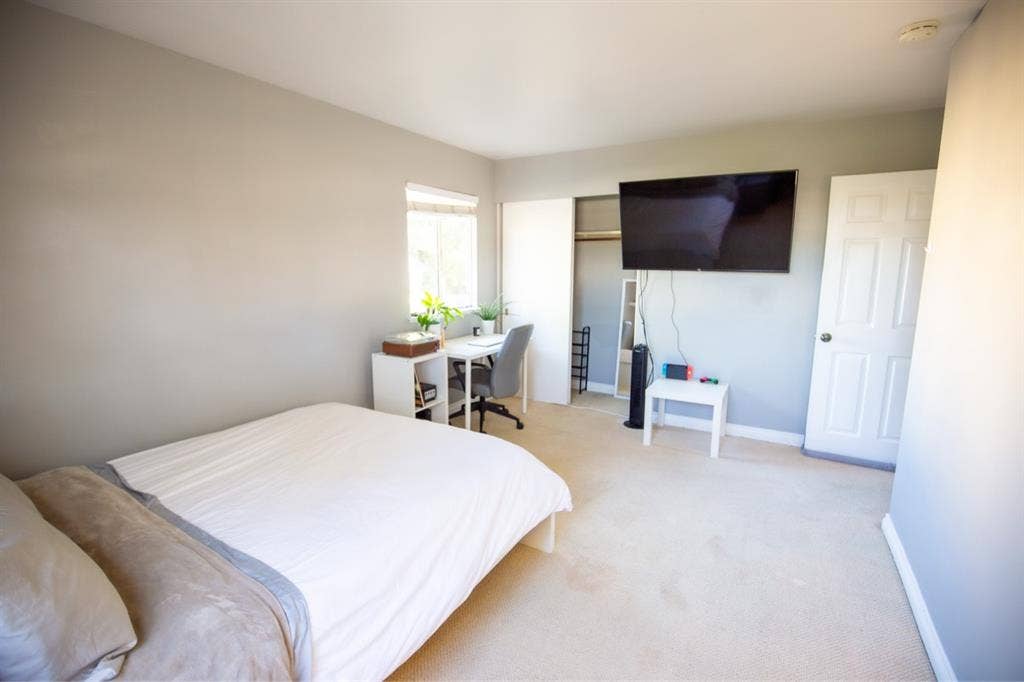 Private Furnished room in Orange!