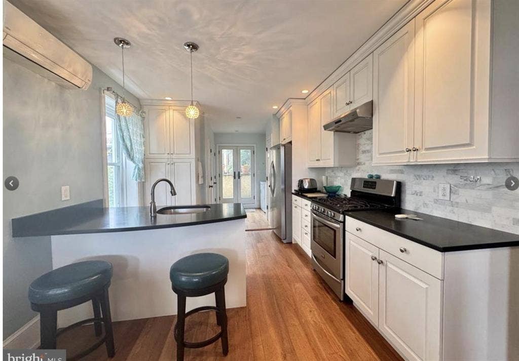 Room in bright, spacious rowhome!