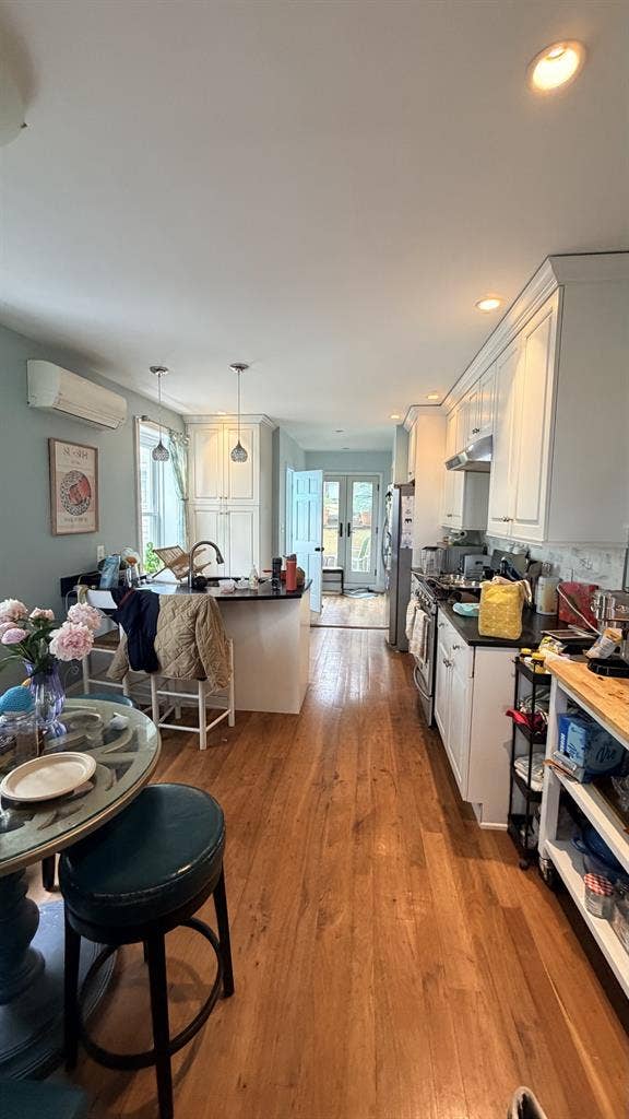 Room in bright, spacious rowhome!