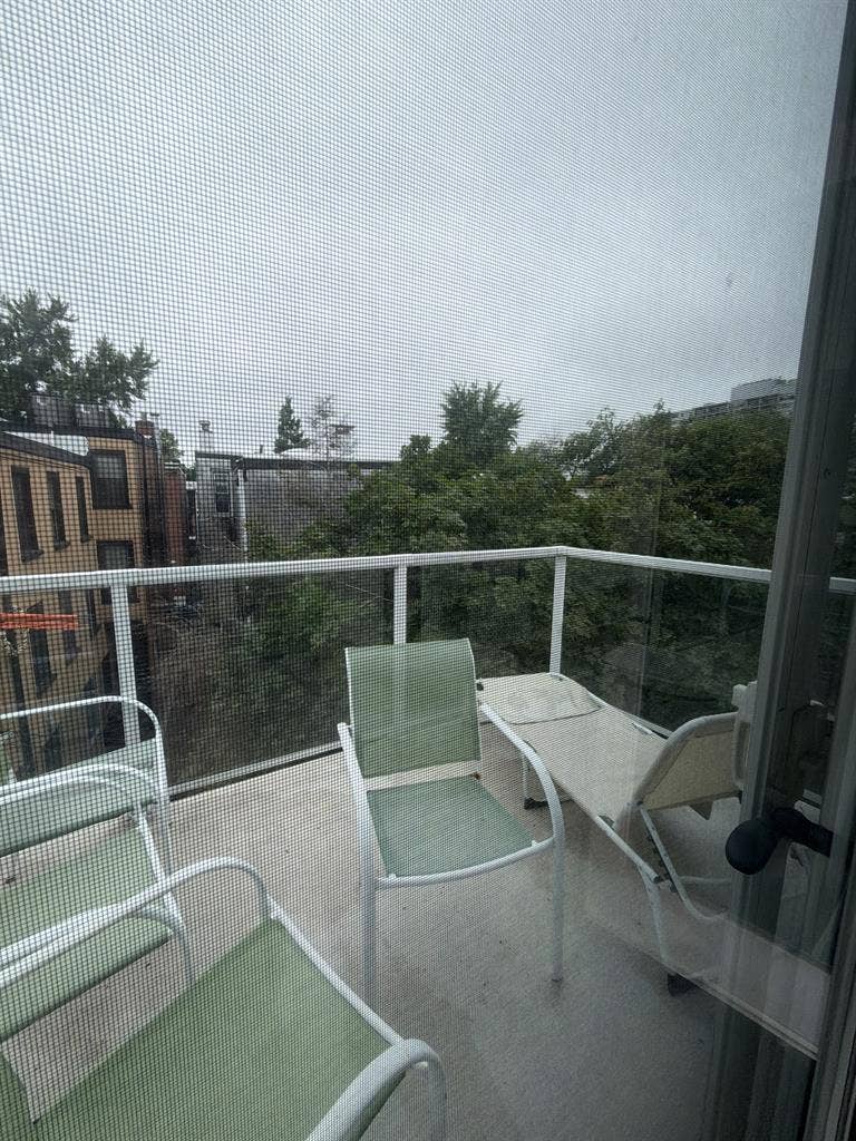 Room in bright, spacious rowhome!