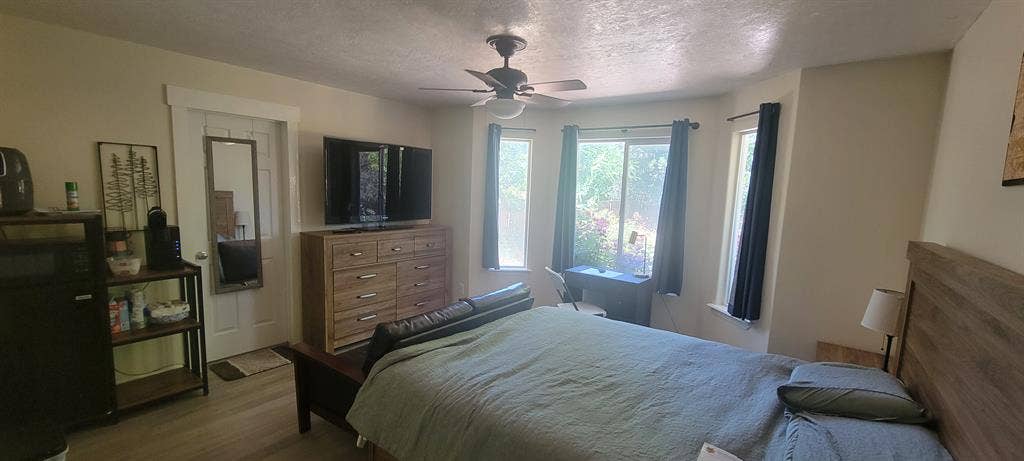 Fully furnished room w/private bath