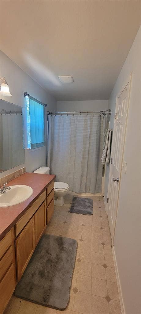 Fully furnished room w/private bath