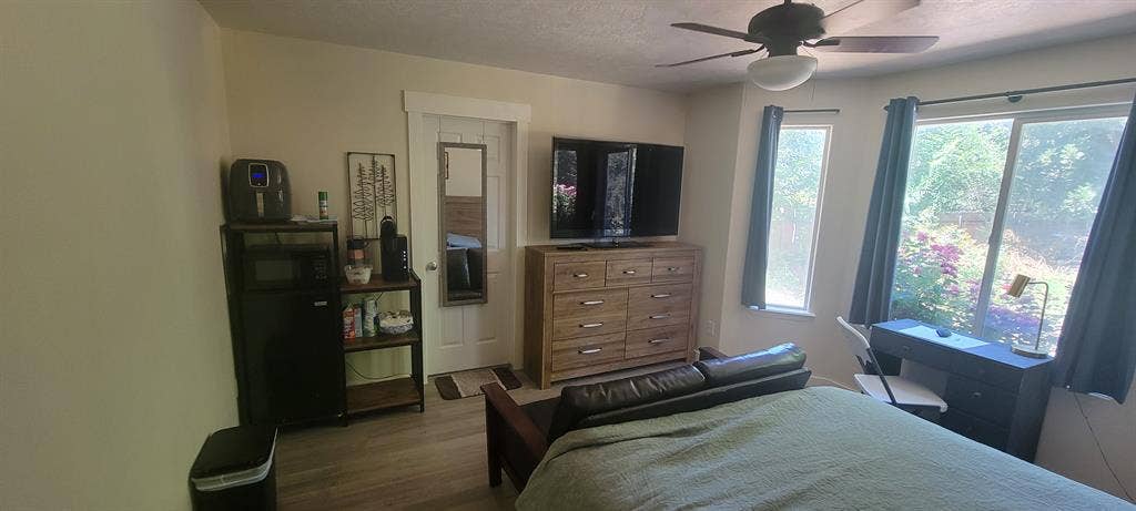 Fully furnished room w/private bath