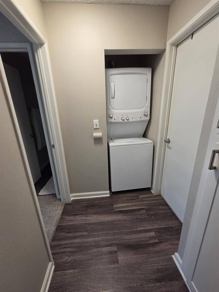 Looking for roomate