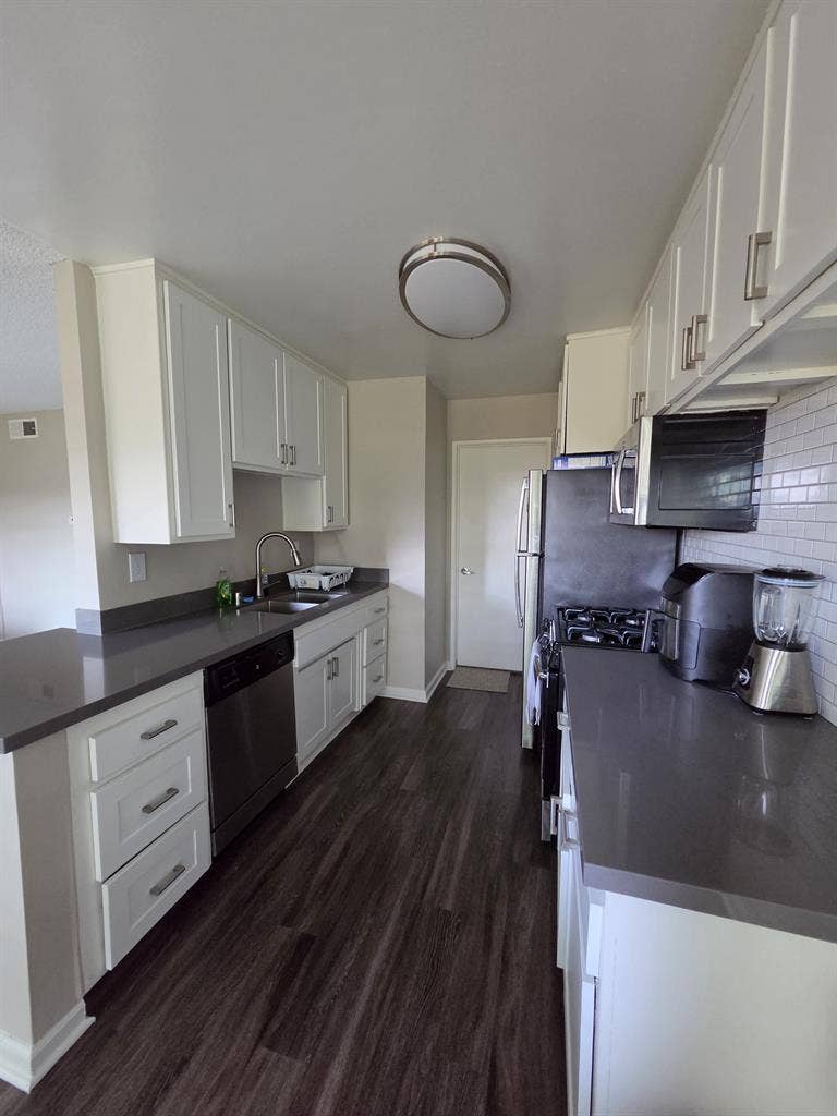 Looking for roomate