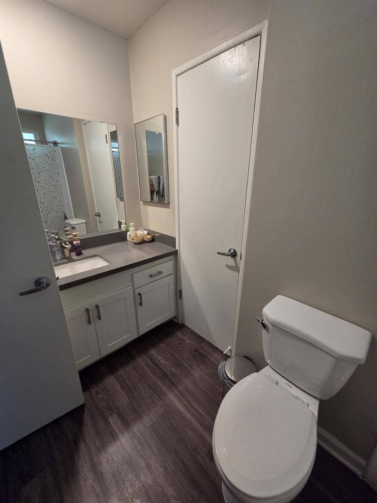 Looking for roomate