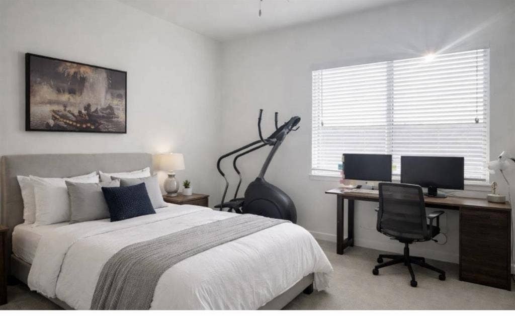 Room for rent! Walk in closet!