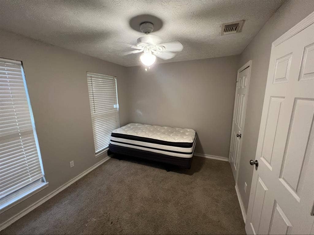 Private room W/shared bathroomm