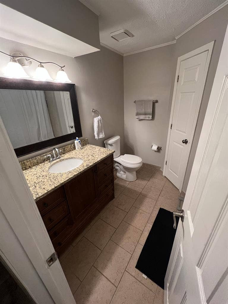 Private room W/shared bathroomm