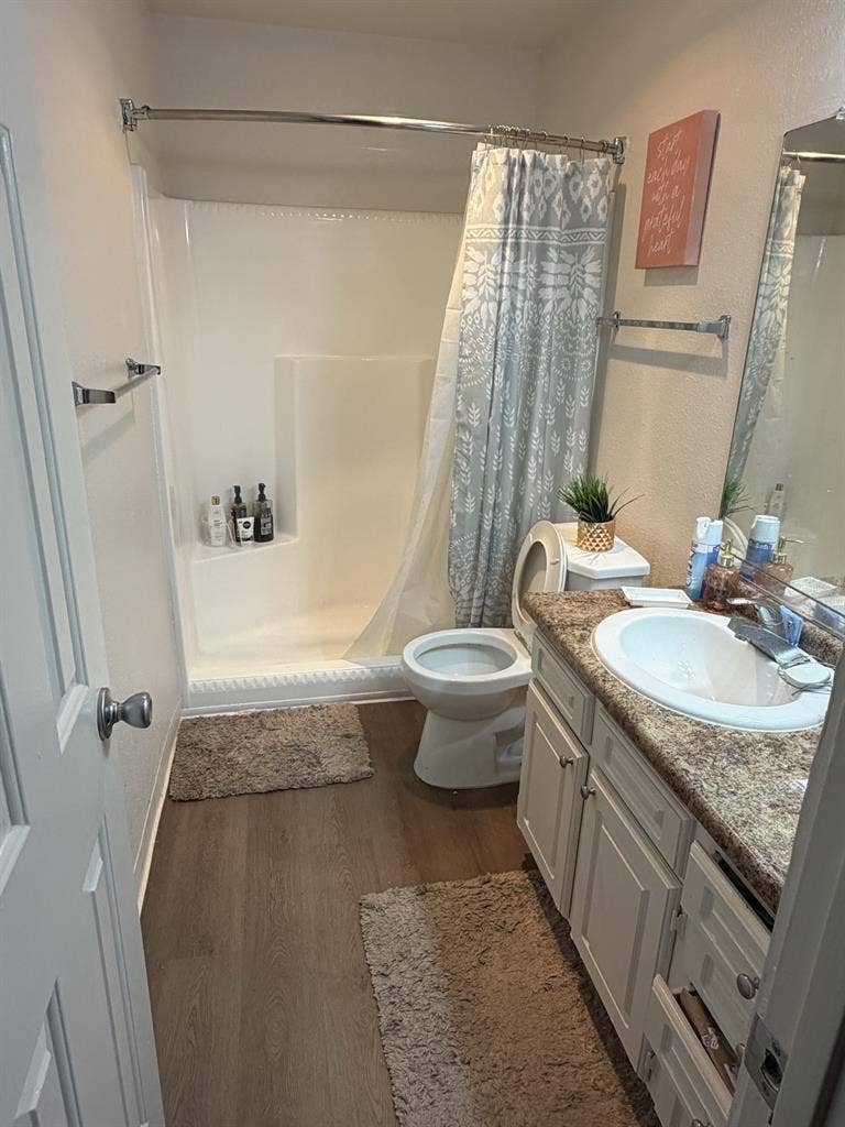 Shared 2b 2b in woodland hills