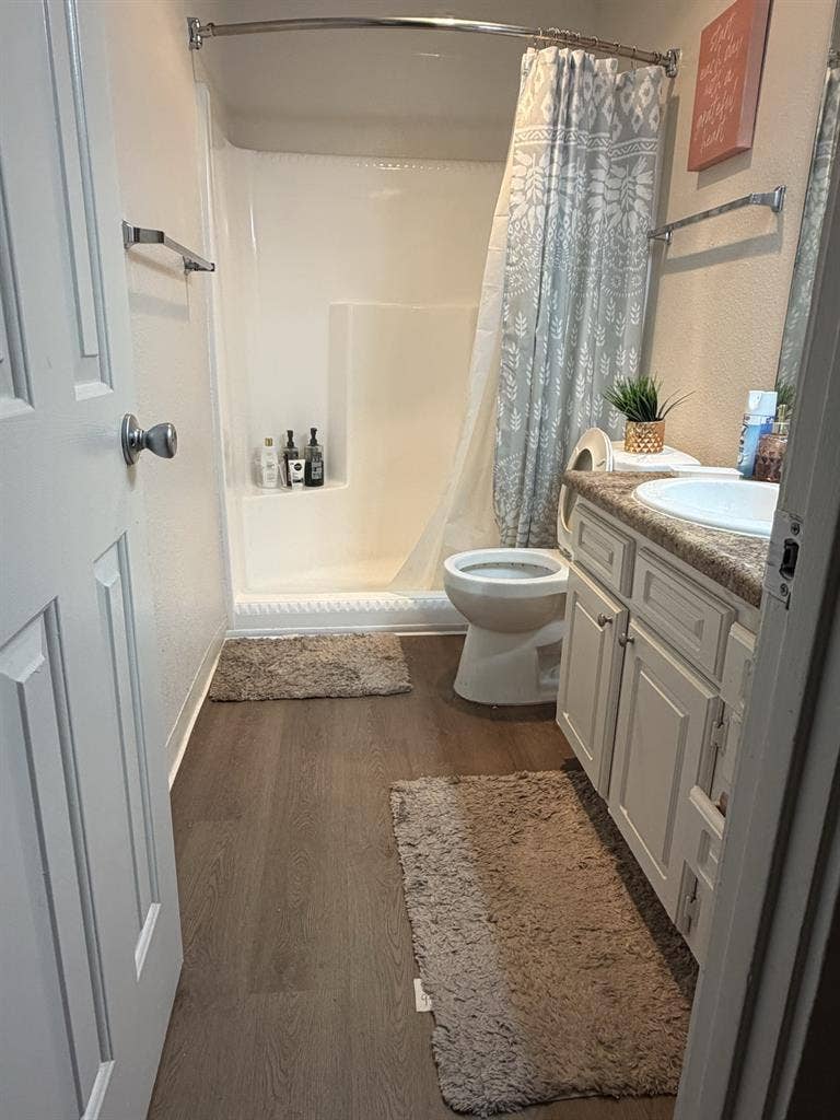 Shared 2b 2b in woodland hills