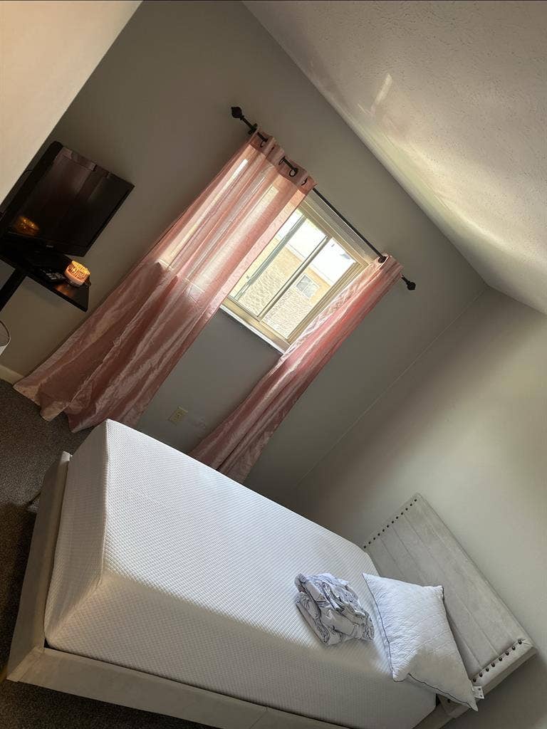 Small room just a 1 person ( women