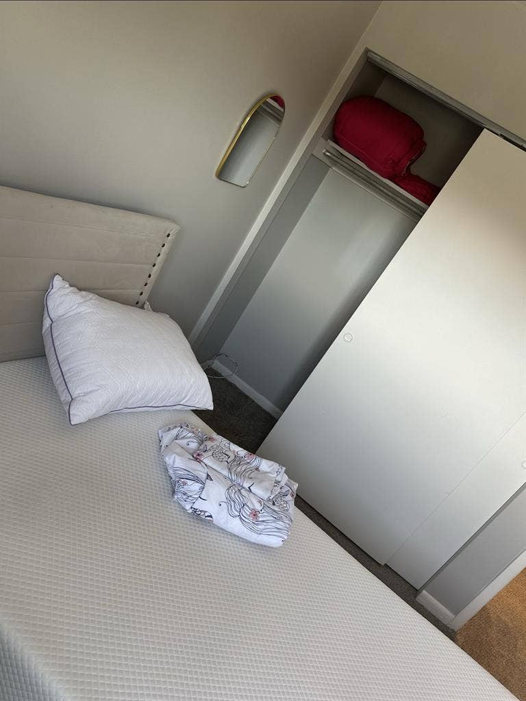Small room just a 1 person ( women