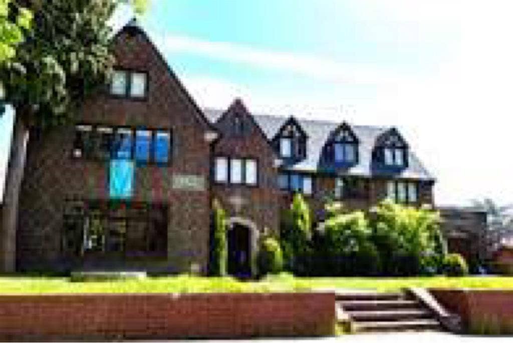 SUMMER LIVE IN TOWNHOUSE 500/MONTH