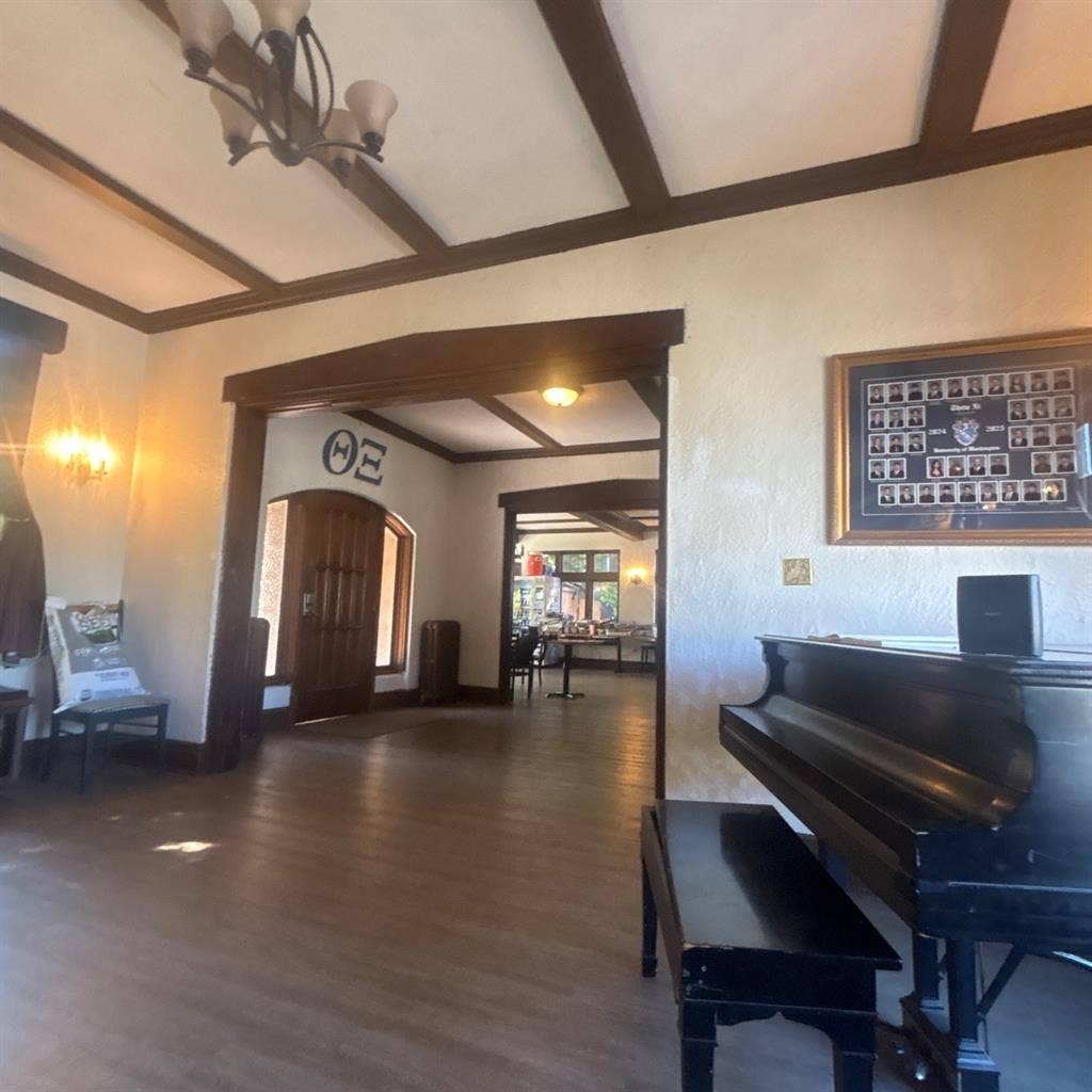 SUMMER LIVE IN TOWNHOUSE 500/MONTH