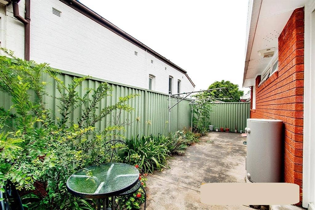 QUEEN BED, ENSUITE, ROBE+COURTYARD