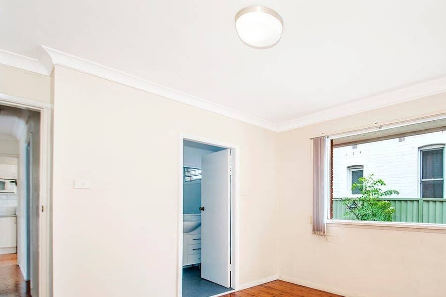 QUEEN BED, ENSUITE, ROBE+COURTYARD