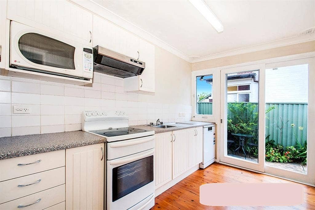 QUEEN BED, ENSUITE, ROBE+COURTYARD
