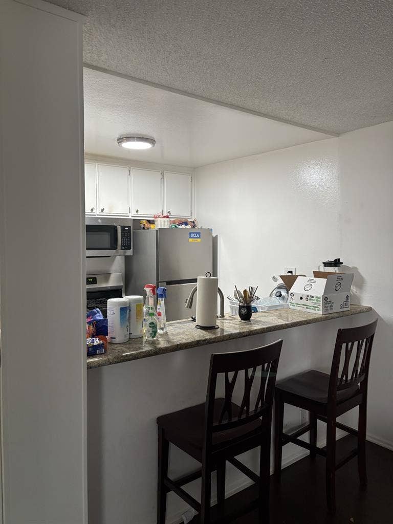 Looking for a roommatee
