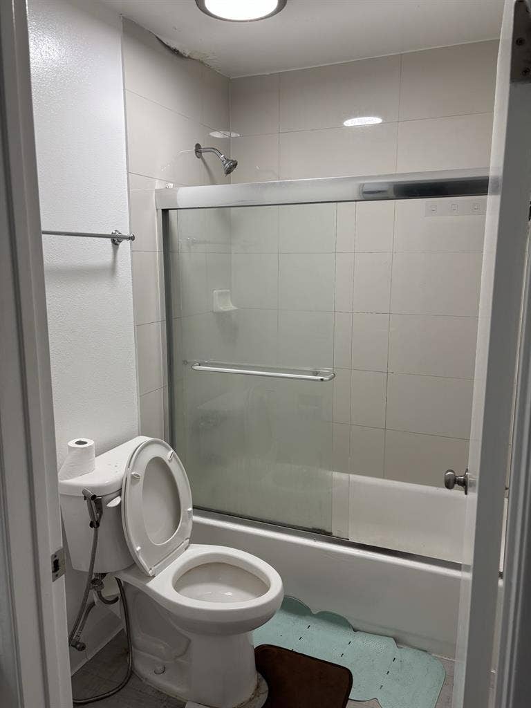 Looking for a roommatee