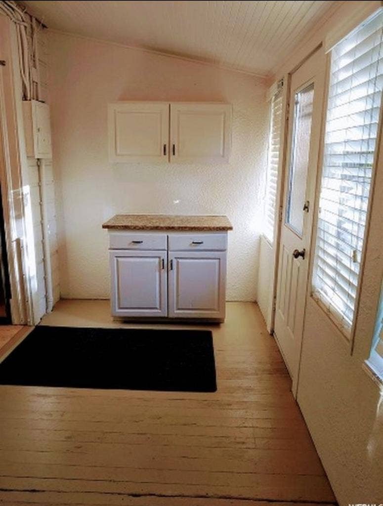 2rooms for Rent, beige room & loft