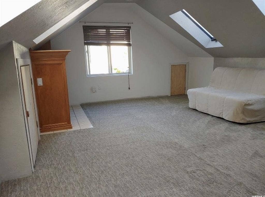 2rooms for Rent, beige room & loft