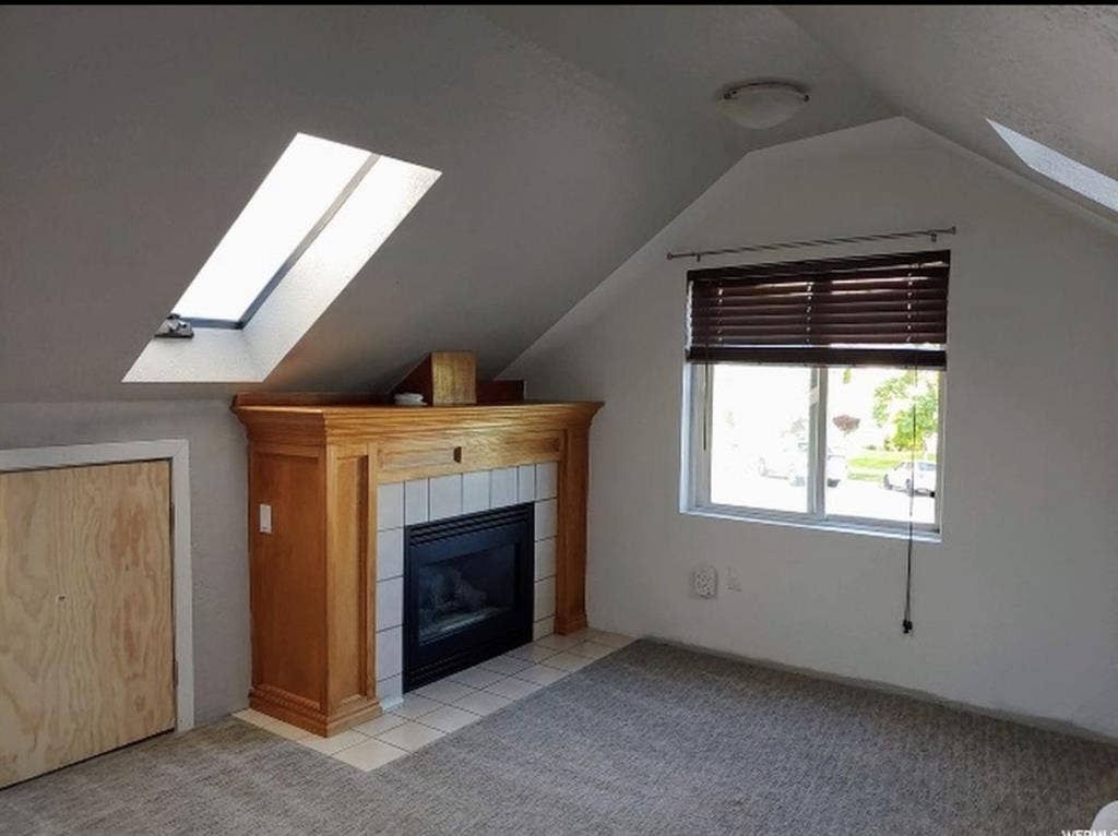 2rooms for Rent, beige room & loft