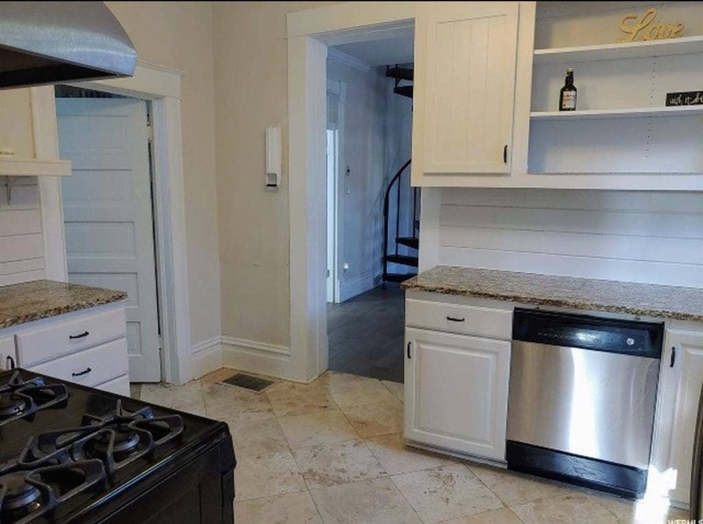 2rooms for Rent, beige room & loft