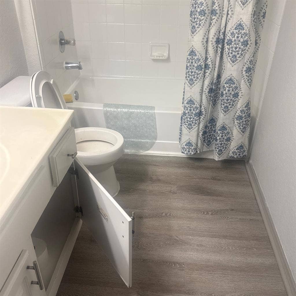 2 rooms 1 shared 1 bathroom