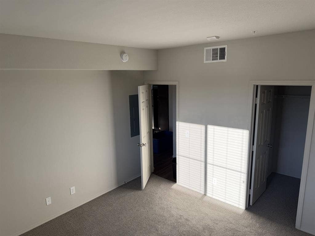 Quiet one bedroom and own bathrom