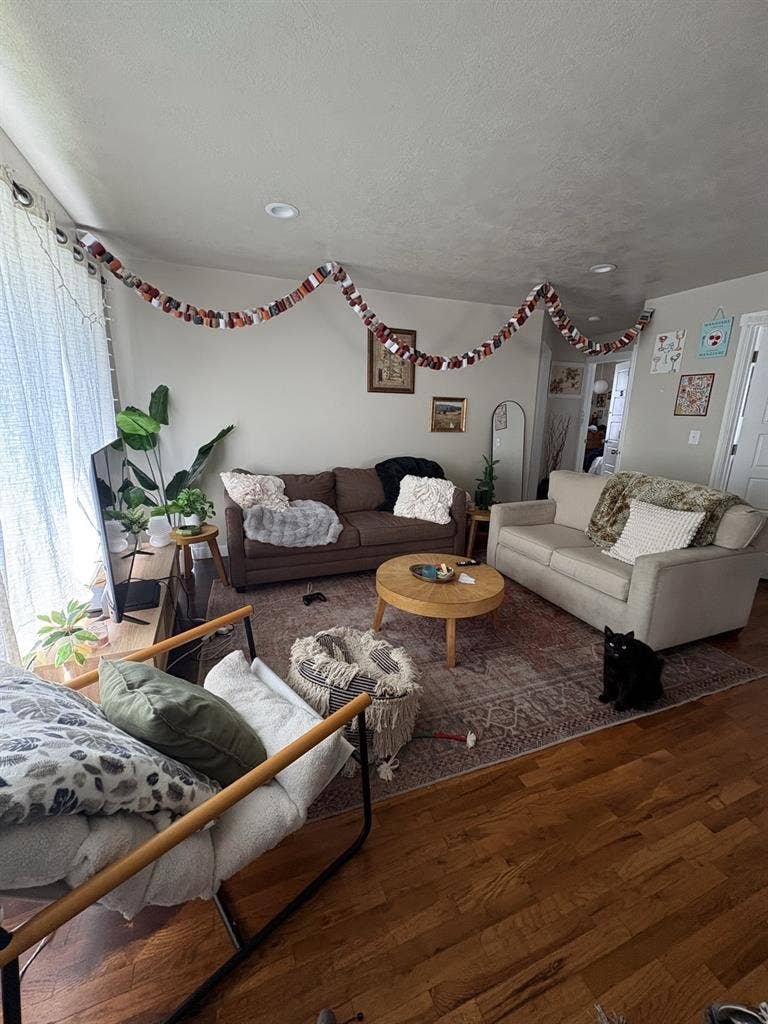 Private room in house available now