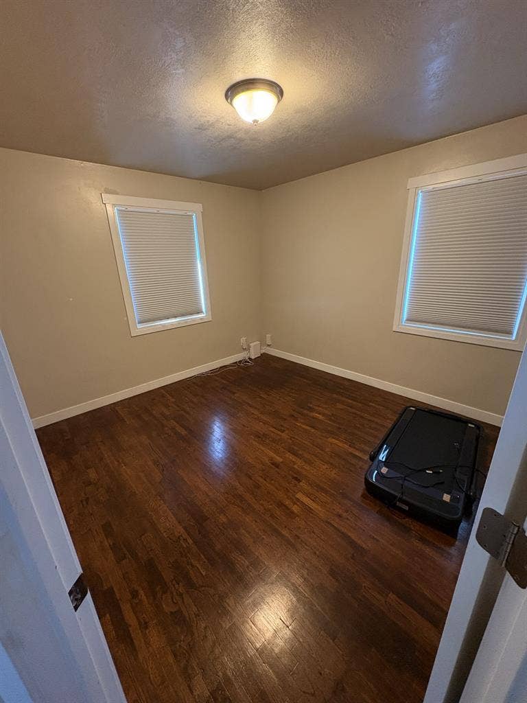Private room in house available now