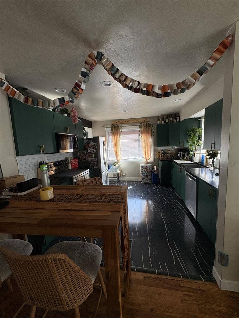 Private room in house available now