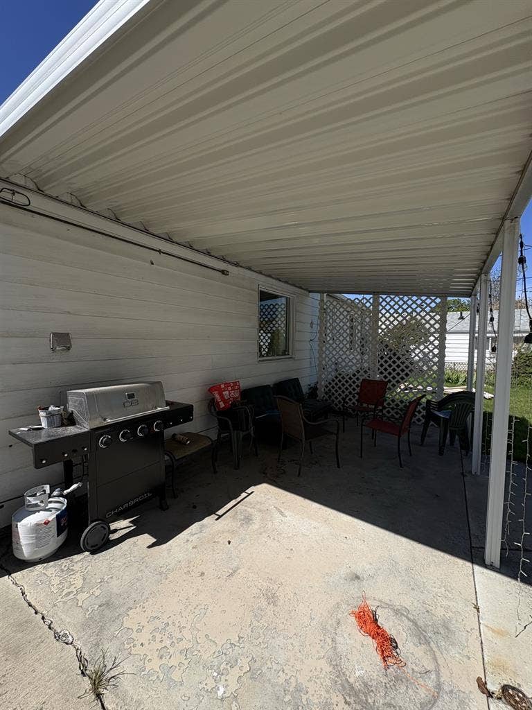 Private room in house available now