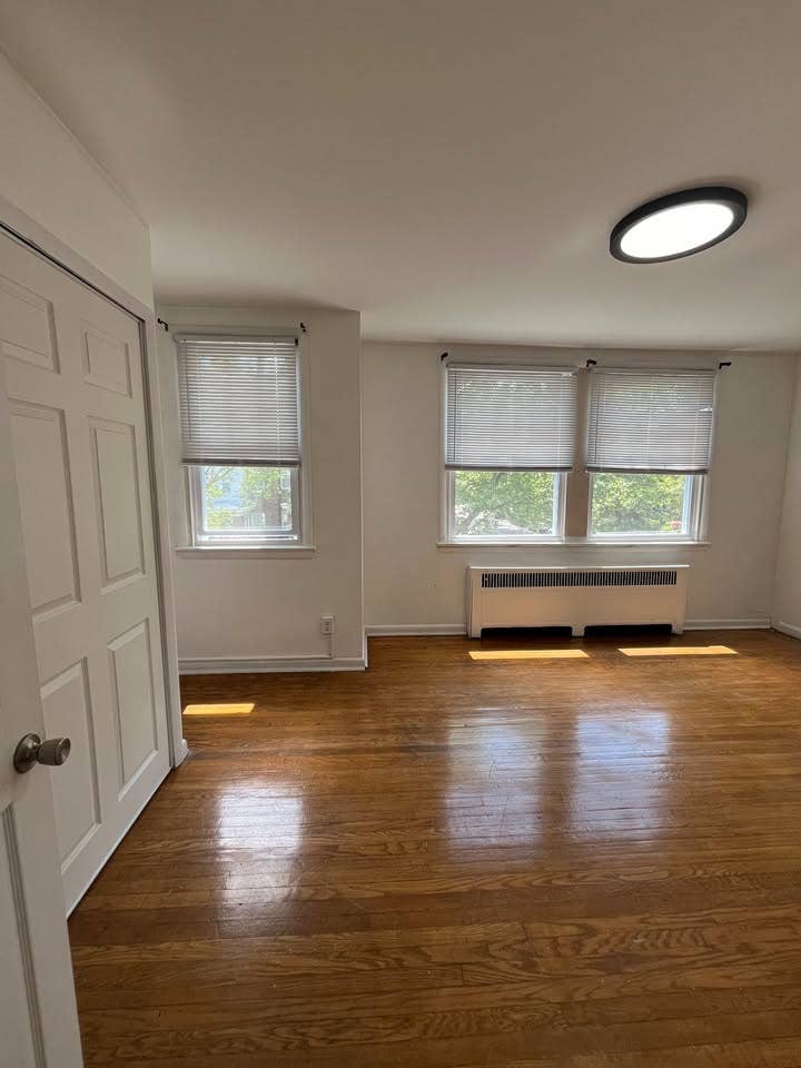2nd-floor unit with Parking