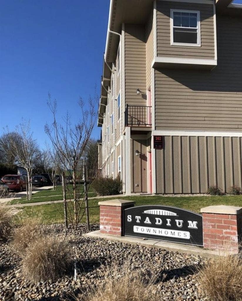 3 Bed 3 Bath Room for Rent