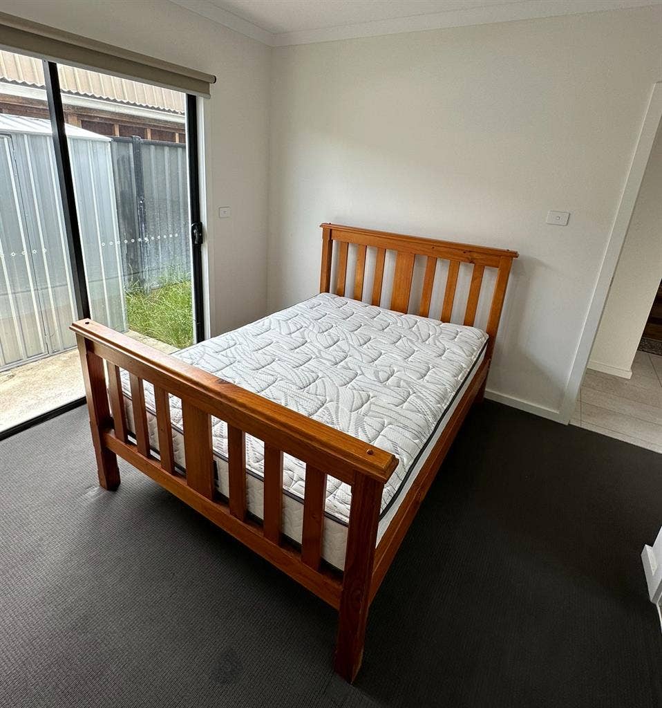 Private room opposite Lalor Station
