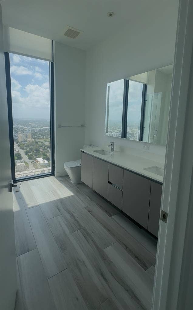 Looking for female roomate