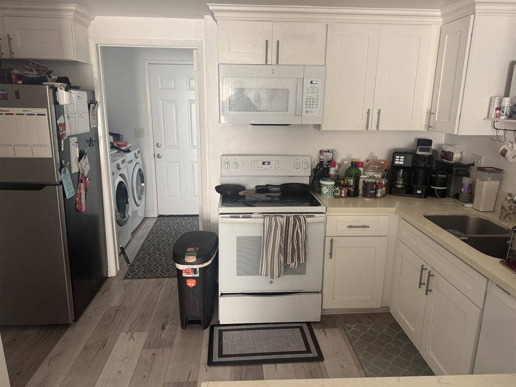3B2B UNIT W/ KITCHEN, WASHER-DRYER