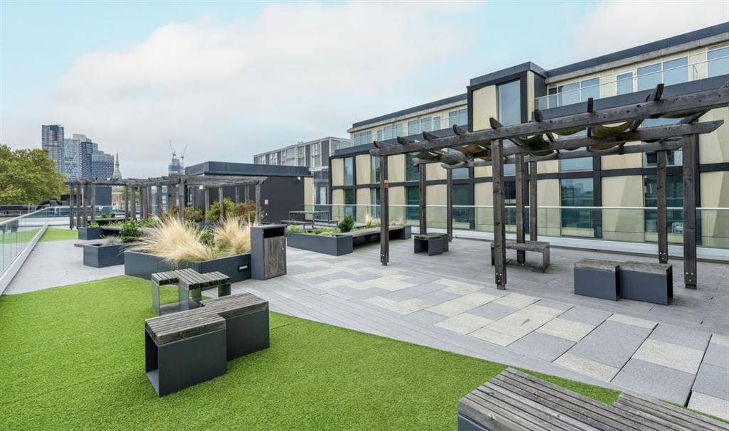 Double bed in 2-bed apt, £200/week