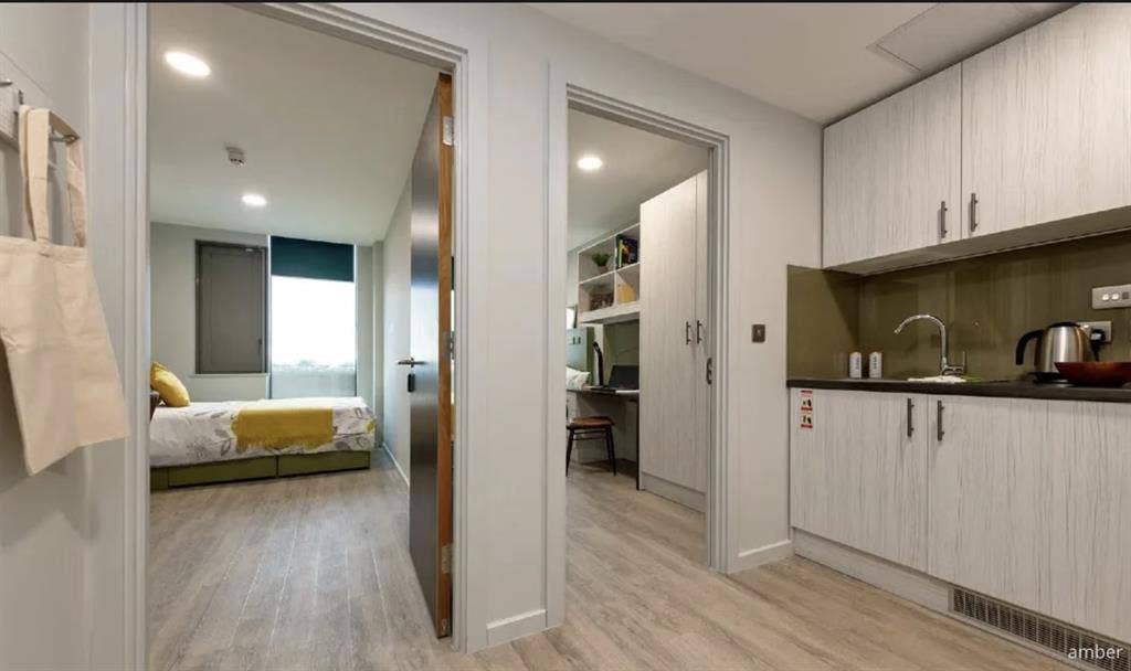 Double bed in 2-bed apt, £200/week