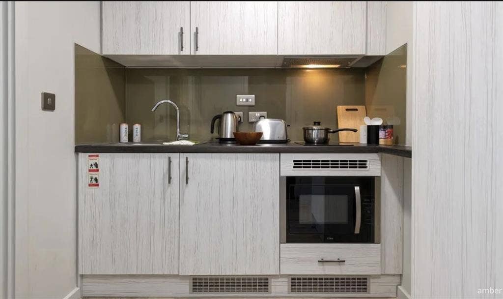 Double bed in 2-bed apt, £200/week