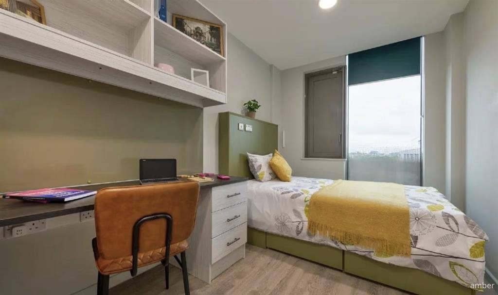 Double bed in 2-bed apt, £200/week