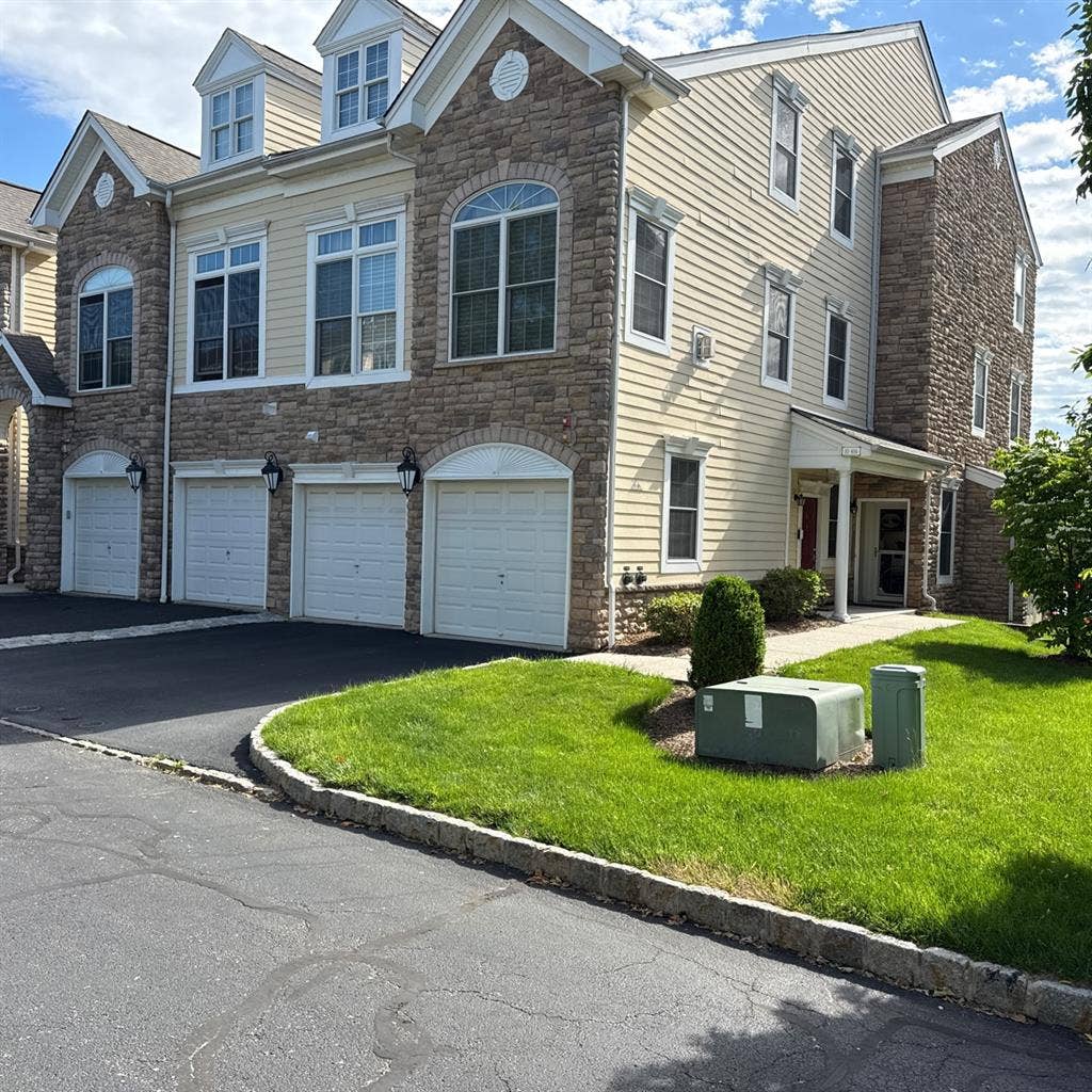 Newer condo upscale community