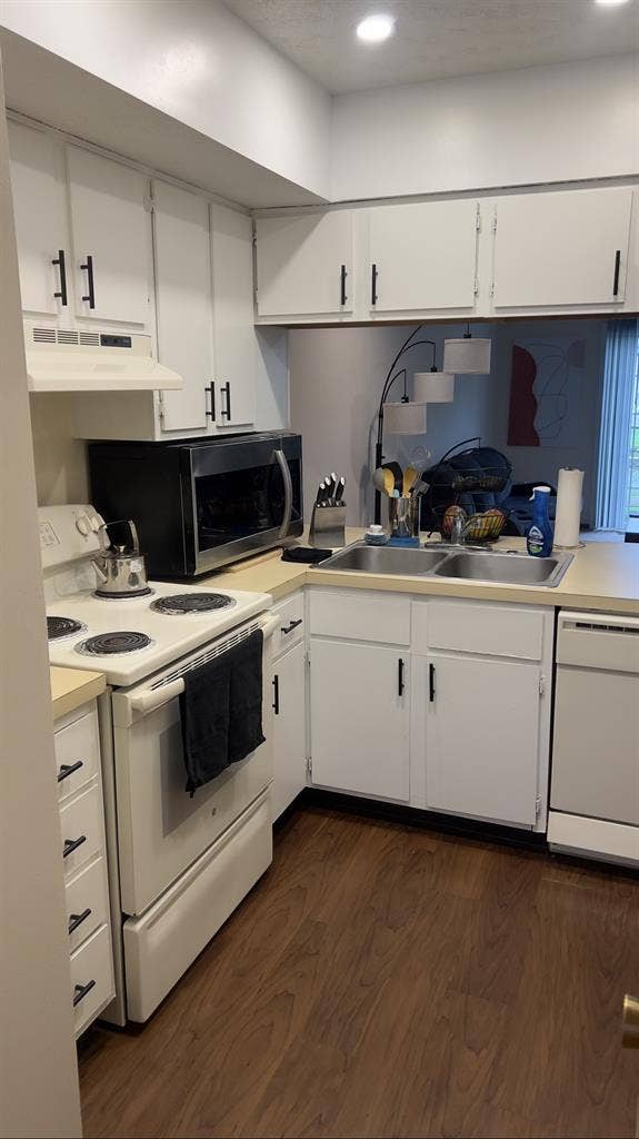 1 private bedroom av June 1st