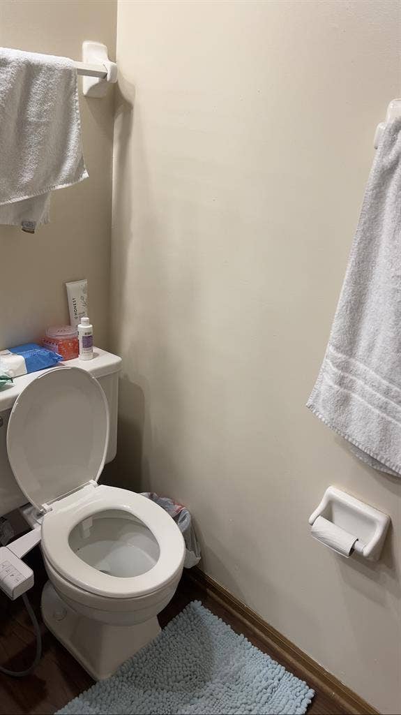 1 private bedroom av June 1st