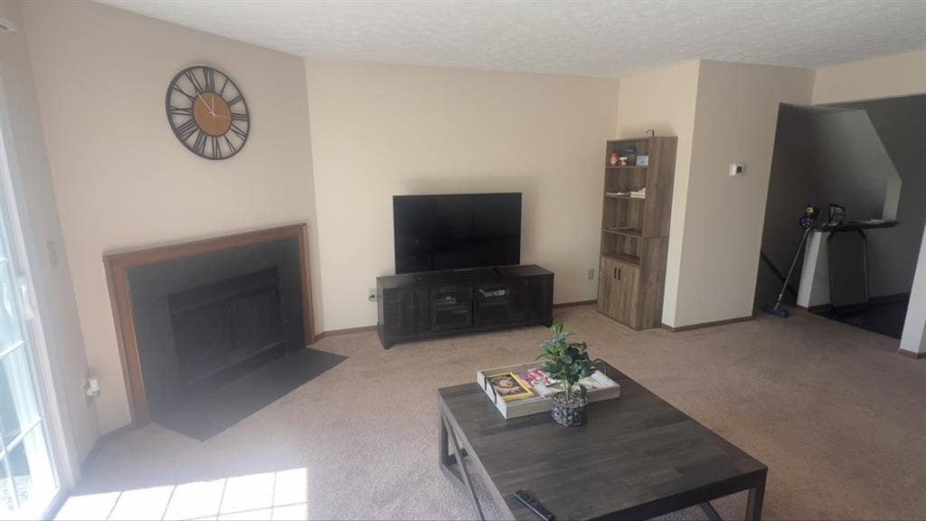 1 private bedroom av June 1st